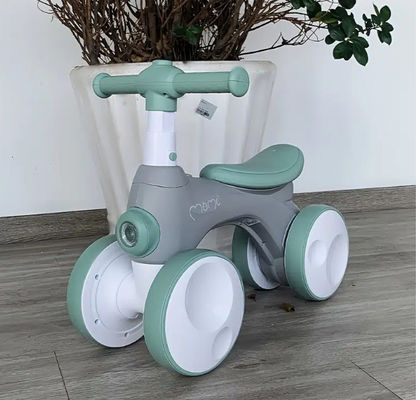 뜨거운 음악 거품 장치 및 플라스틱 바퀴 어린이용 자동차 최대 로딩 30kg 셀프 스쿠터