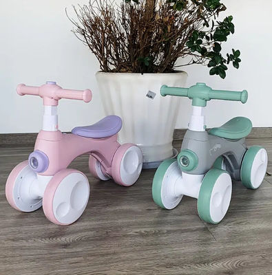 뜨거운 음악 거품 장치 및 플라스틱 바퀴 어린이용 자동차 최대 로딩 30kg 셀프 스쿠터